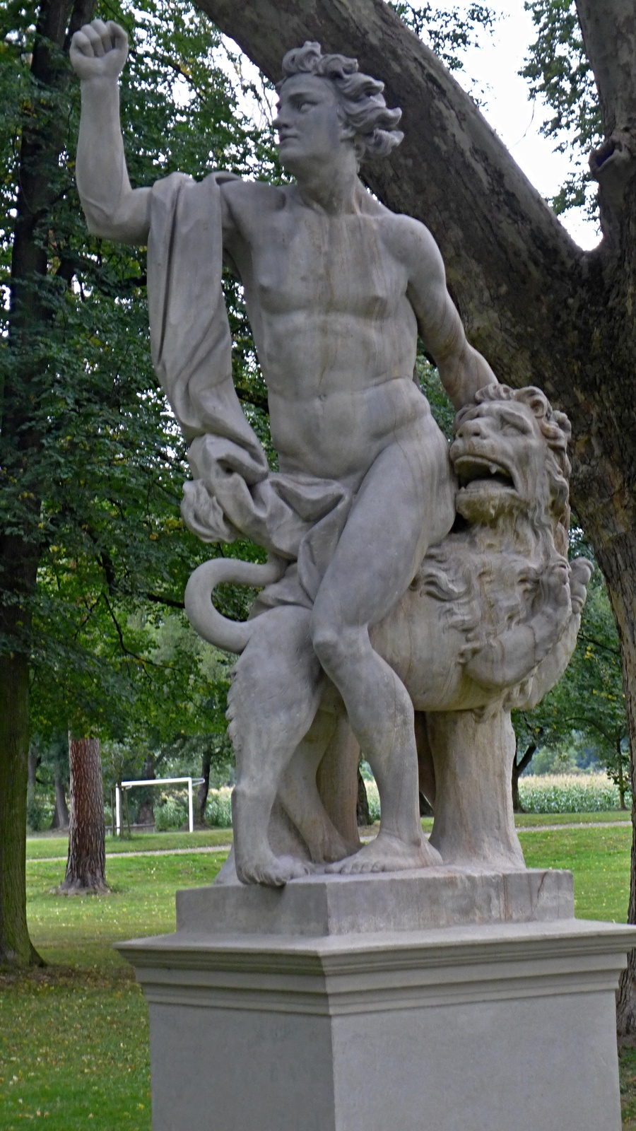 socha Herkula